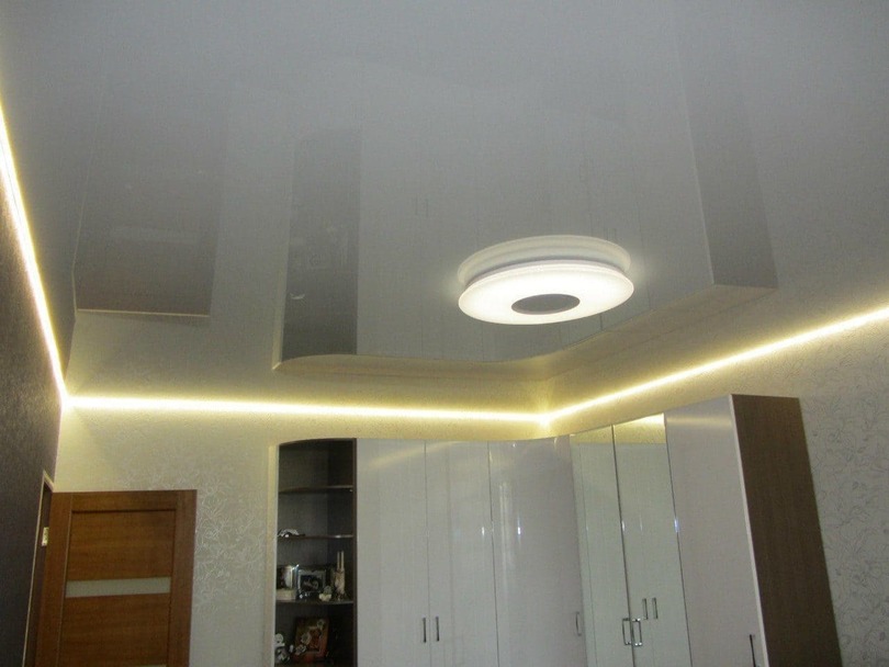 Натяжной потолок с подсветкой в гостиную
